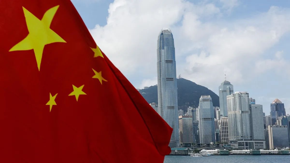 Bandeira da China diante do skyline de Hong Kong